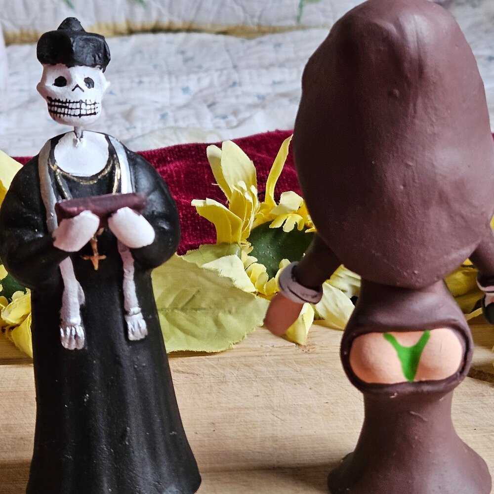 VINTAGE OAXACAN Wire And Clay NAUGHTY NUN AND PRIEST SCULPTURES